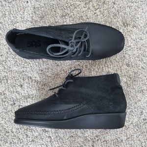 SAS Kich Black Leather Suede Booties lace up Tripad Comfort Wide